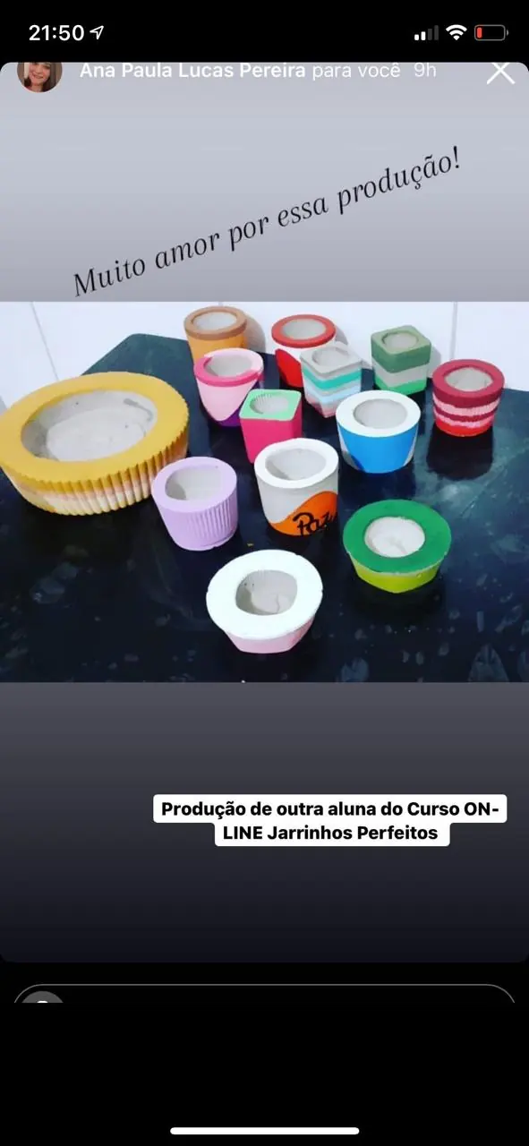 Foto de vasinhos coloridos pintados por aluna